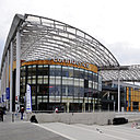 53 000 m², trois niveaux, un cinéma multiplexe de 14 salles, un mur d’escalade de 20 mètres de haut, un salle de fitness, de nombreux restaurants, une centaine de boutiques, un Novotel… Jean-Paul Viguier a imaginé un nouveau lieu de vie pour rassembler les lyonnais. Les 4 étoiles semblent bien méritées !