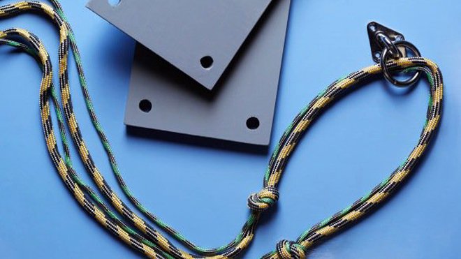 1- Percez 4 trous aux angles de chaque planche. Nouez les 2 cordages ensemble.