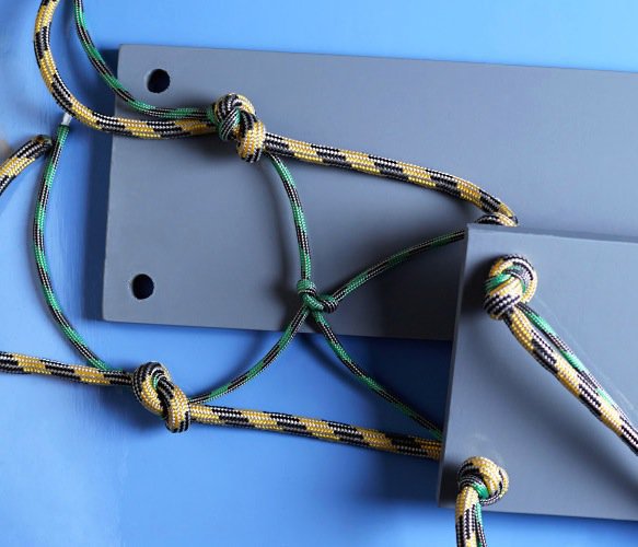 3- Enfilez les extrémités dans la tablette basse. Nouez les 2 cordes sous la tablette.