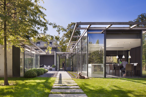 Cette maison, entourée de verdure, dissocie chaque fonction par un volume propre et de hauteur différente, créant un rapport particulier au paysage. En béton lasuré et verre à faible émissivité, avec toiture végétalisée, elle est aussi équipée d’une cuve de récupération des eaux de pluie. Création Frank Salama, Atelier d’Architecture, Maison CHA au Vésinet (92), 2010.