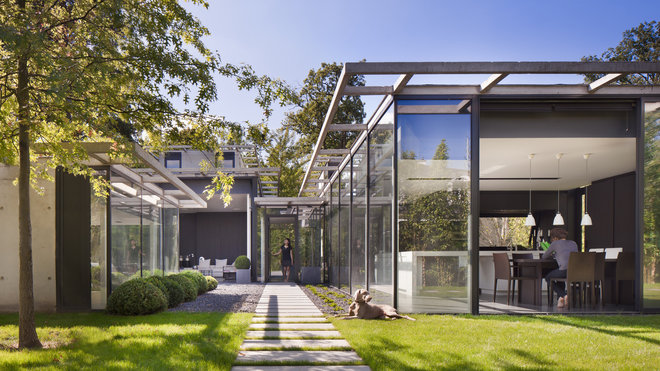 Cette maison, entourée de verdure, dissocie chaque fonction par un volume propre et de hauteur différente, créant un rapport particulier au paysage. En béton lasuré et verre à faible émissivité, avec toiture végétalisée, elle est aussi équipée d’une cuve de récupération des eaux de pluie. Création Frank Salama, Atelier d’Architecture, Maison CHA au Vésinet (92), 2010.