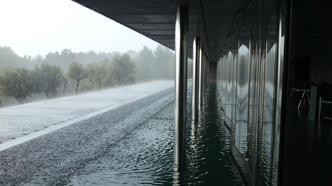 Enfouie dans la pente et recouverte de végétation, cette construction s’insère dans un site de restanques  (murets de retenue en pierres sèches, qui permettent de réaliser des terrasses de culture en laissant passer l’eau) arborées. Toutes les pièces en enfilade offrent des perspectives panoramiques sur le paysage. Création Rudy Ricciotti Architectes, Villa 356 en Provence, 2010.