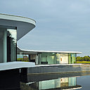 On accède à cette maison, avec piscine, située sur un lac entouré d’un bois, par une passerelle télescopique rétractable qui l’isole de la berge. Sa structure en béton formant toiture et terrasse, est portée par des pilotis. Creation Au*M [Pierre Minassian], White Snake House, 2012.