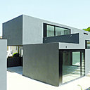 Elle est préservée du vis-à-vis par un minimum d’ouvertures sur l’extérieur et se compose d’une combinaison d’espaces vides et pleins, desservie par la déclivité du terrain. Elle reçoit la lumière par l’intermédiaire de 3 patios. Création A+ [Samuel Delmas], Maison B+T à Saulx-les-Chartreux (91), 2010.