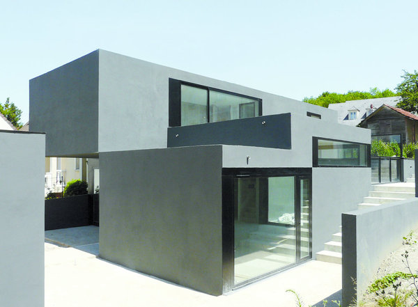 Elle est préservée du vis-à-vis par un minimum d’ouvertures sur l’extérieur et se compose d’une combinaison d’espaces vides et pleins, desservie par la déclivité du terrain. Elle reçoit la lumière par l’intermédiaire de 3 patios. Création A+ [Samuel Delmas], Maison B+T à Saulx-les-Chartreux (91), 2010.