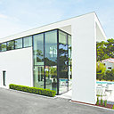 Cette maison qui renoue avec les codes de la modernité (plan libre, façades lisses et blanches, fenêtres en bandeau et toit terrasse) est située près de la mer. Sa structure en béton module la lumière. Tous les atouts d’une construction écologique, en sus : chauffage de l’eau solaire, panneaux photovoltaïques, pompe à chaleur réversible, vitrage avec filtre solaire, toitures végétalisées. Création Michel Tortel, Maison Plume à Marthes (40), 2012.