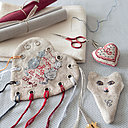 Les outils de la brodeuse pour avoir tout à portée de main.