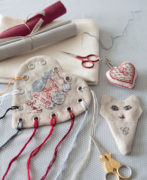 Les outils de la brodeuse pour avoir tout à portée de main.