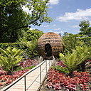 Voir les sons, entendre les couleurs. Un espace de frénésie sensorielle où la nature luxuriante se déploie sous la forme de pétales de fleur  et vous accompagne vers un espace isolé, le cœur du sujet. Création Julie Avron, Jérôme Levallard, Alice Gounet et Sarah Schrader (France).