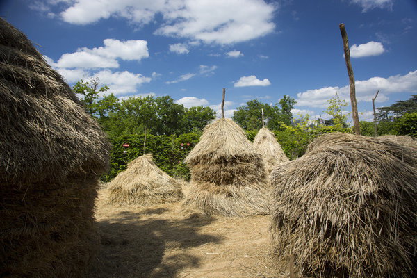 Des meules impressionnantes. Hommage à Claude Monet, mais aussi aux différentes techniques propres à la construction des meules de paille qui peuvent être hautes et coniques en Pologne ou aux étendages sur barres en Slovaquie. Création Robin Godde (France).