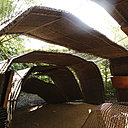 Gram(in)ophone. Structure respirante émergeante du sol, dont la voûte semble érodée, sculptée par les mouvements du vent, et qui offre un espace ouvert à de nouvelles sensations. Au centre de la voûte, un concert  de sonorités. Aux alentours, un champ de graminées. Création Alexandra Epée, Flora rich et Olivier Brichet (France).