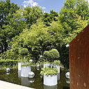 En apesanteur. Un sas d’isolement en métal patiné de rouille isole le jardin de la frénésie extérieure. De petites ouvertures à hauteur d’œil éveillent la curiosité du promeneur, qui peut se lover, une fois l’antichambre franchie, dans un des fauteuils ornés de pictogrammes illustrant les 5 sens. Création Mathieu Brison, Luc Voisin et Jeanne Couaillier (France).