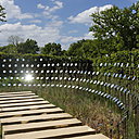 La jetée. Ce jardin met en scène le visiteur à travers une métaphore paysagée, où des miroirs distillent la diversité des points de vue(s). Au bout, la jetée qui les réconcilie en un point et lieu unique. Création Olivier Gourdon et Amélie Busin (France).