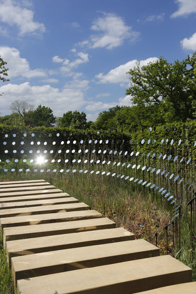 La jetée. Ce jardin met en scène le visiteur à travers une métaphore paysagée, où des miroirs distillent la diversité des points de vue(s). Au bout, la jetée qui les réconcilie en un point et lieu unique. Création Olivier Gourdon et Amélie Busin (France).