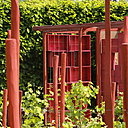 Les parfums du vignoble. Telle une marche au cœur des coteaux, on happe l’odeur sucrée qui s’échappe d’une grappe de raisin oubliée sur son pied. Entre parfum des fûts de chêne et odeur des feuilles mortes, un jardin enivrant. Création Olivier Simon et Emma Boutot (France).