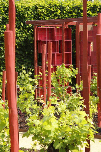Les parfums du vignoble. Telle une marche au cœur des coteaux, on happe l’odeur sucrée qui s’échappe d’une grappe de raisin oubliée sur son pied. Entre parfum des fûts de chêne et odeur des feuilles mortes, un jardin enivrant. Création Olivier Simon et Emma Boutot (France).