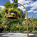 Les sniffettes, casques à sniffs. 7 casques à sniffs délivrent leurs arômes, odeurs sauvages, inquiétantes ou sensuelles. L’intérieur des sniffettes est tapissé de petits points lumineux, figurant un ciel constellé « d’étoilettes ». Création Anniethi et Hervé Fougeray (France).