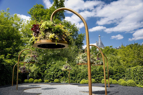 Les sniffettes, casques à sniffs. 7 casques à sniffs délivrent leurs arômes, odeurs sauvages, inquiétantes ou sensuelles. L’intérieur des sniffettes est tapissé de petits points lumineux, figurant un ciel constellé « d’étoilettes ». Création Anniethi et Hervé Fougeray (France).