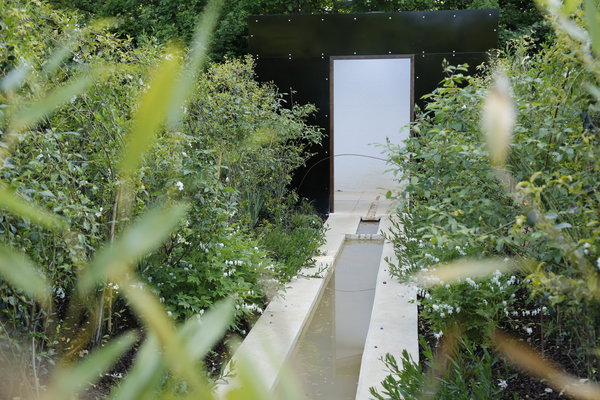 Tu ne me chercherais pas si tu ne m'avais déjà trouvé. Allégorie du Royaume Perdu, ce jardin est un voyage qui nourrit l'âme comme les fruits nourrissent le corps. il est composé de deux parties, le jardin blanc, demeure de lumière, et le jardin noir, enveloppe externe sombre et mystérieuse. un cube au bout du jardin capte l'attention et intrigue le visiteur. Création Ghanem Laribi et Farid Hireche (Algérie).