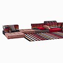 Le Mah Jong imaginé dans les années 1970 par le designer allemand Hans Hopfer pour Roche Bobois, traverse le temps. Ultra personnalisable et 100 % modulable, avec ses trois éléments matelassés (un coussin à dossier, un coussin sans dossier et un coussin d’angle à dossier), le Mah Jong assure un confort maximal. Après avoir été habillé par Kenzo, Missoni ou encore Jean-Paul Gaultier, il se pare cette année des célèbres rayures Sonia Rykiel.