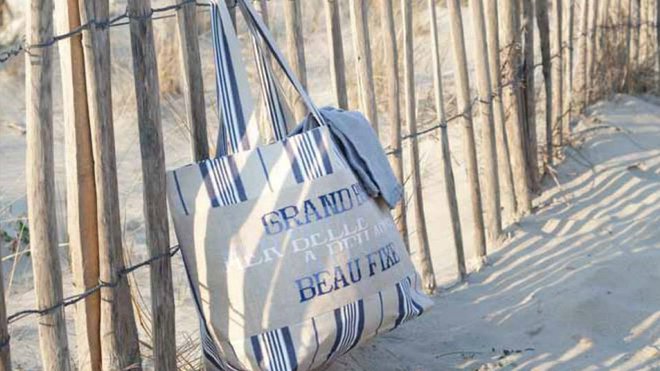 Sac de plage et sable fin.