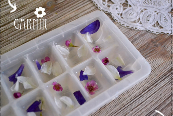 Un moule à glaçons et de jolis pétales de fleurs comestibles.