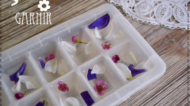 Un moule à glaçons et de jolis pétales de fleurs comestibles.