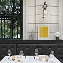 Les objets de collection sont intégrés au décor, et rythment la salle du restaurant aux allures de brasserie chic. Les objets de collection sont intégrés au décor, et rythment la salle du restaurant aux allures de brasserie chic.