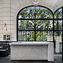 Le bois sombre, l’acier laqué, la pierre calcaire sont les matériaux du décor, auxquels s’ajoute un bar somptueux en marbre de Carrare. Le bois sombre, l’acier laqué, la pierre calcaire sont les matériaux du décor, auxquels s’ajoute un bar somptueux en marbre de Carrare.