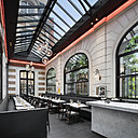 Tout en longueur, la salle du restaurant est aménagée avec des banquettes en cuir sous la verrière zénithale. Tout en longueur, la salle du restaurant est aménagée avec des banquettes en cuir sous la verrière zénithale.