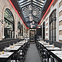 Comme une signalétique, la corniche lumineuse souligne l’espace. Les luminaires Azucena sont un modèle dessiné en 1967 par Luigi Caccia Dominioni. Comme une signalétique, la corniche lumineuse souligne l’espace. Les luminaires Azucena sont un modèle dessiné en 1967 par Luigi Caccia Dominioni.