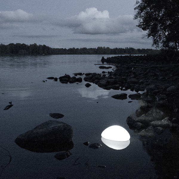 Une lampe à l’apparence d’une pierre blanche, d’un galet lumineux parfaitement poli, c’est Mimo de Calabaz. Sans fil et rechargeable, Mimo est durable, et économe en énergie. Un petit bijou à disposer dans chaque recoin de votre maison. (Disponible à la rentrée 2013)