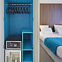 Sur le même principe, le bleu azur se décline dans les placards et répond au plaid molletonné du lit. Sur le même principe, le bleu azur se décline dans les placards et répond au plaid molletonné du lit.