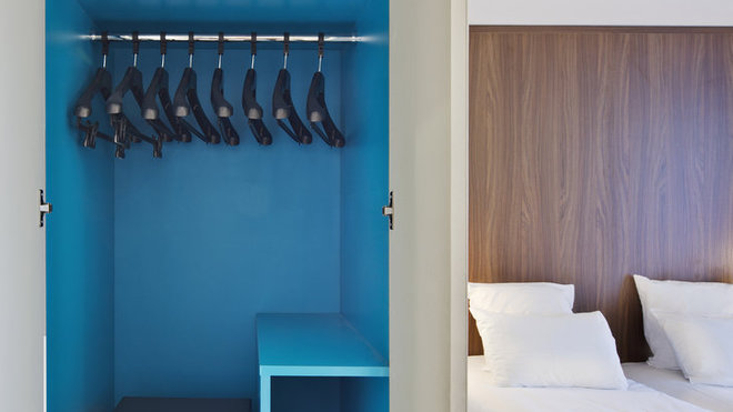 Sur le même principe, le bleu azur se décline dans les placards et répond au plaid molletonné du lit. Sur le même principe, le bleu azur se décline dans les placards et répond au plaid molletonné du lit.