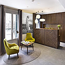 L’accueil, élément fort de l’hôtel, associe rideaux, carrelage et tapis en camaïeu de gris avec le comptoir en panneaux de noyer très sixties. L’accueil, élément fort de l’hôtel, associe rideaux, carrelage et tapis en camaïeu de gris avec le comptoir en panneaux de noyer très sixties.