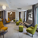 Dans le lounge, une belle perspective dégage les espaces ouverts de la réception et de la salle des petits-déjeuners, ponctuée de lampadaires (Grossman). Dans le lounge, une belle perspective dégage les espaces ouverts de la réception et de la salle des petits-déjeuners, ponctuée de lampadaires (Grossman).