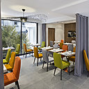 Les fauteuils jouent les couleurs dépareillées, et les pans de rideaux créent une séparation allégée avec le coin salon. Les fauteuils jouent les couleurs dépareillées, et les pans de rideaux créent une séparation allégée avec le coin salon.