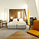 Lumineuse et solaire, la chambre réunit le mobilier hôtelier sur mesure, sur fond de panneaux de bois, dans un confort cosy. Lumineuse et solaire, la chambre réunit le mobilier hôtelier sur mesure, sur fond de panneaux de bois, dans un confort cosy.