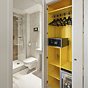 Le jaune safran s’invite en rappel, à l’intérieur des placards de rangement, ajustés dans un espace réduit. Le jaune safran s’invite en rappel, à l’intérieur des placards de rangement, ajustés dans un espace réduit.