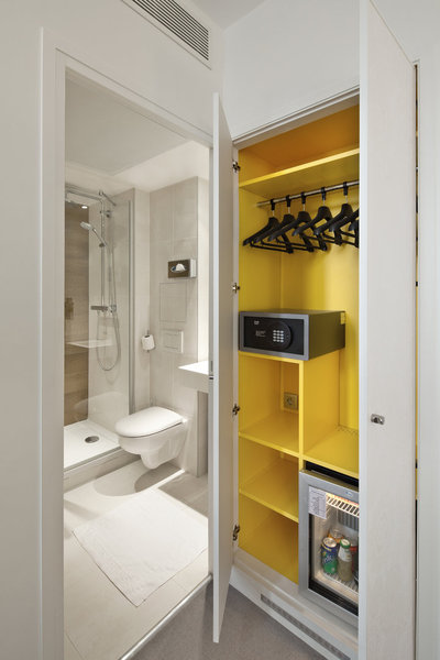 Le jaune safran s’invite en rappel, à l’intérieur des placards de rangement, ajustés dans un espace réduit.