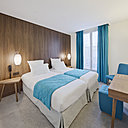 Le bleu azur crée une harmonie apaisante, réchauffée par la tête de lit king size qui occupe toute la surface du mur. Le bleu azur crée une harmonie apaisante, réchauffée par la tête de lit king size qui occupe toute la surface du mur.