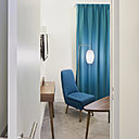 Petit fauteuil capitonné et lampadaire épuré signent un décor contemporain, délicieusement vintage. Petit fauteuil capitonné et lampadaire épuré signent un décor contemporain, délicieusement vintage.