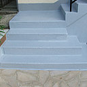 Après avoir repeint les marches, l'escalier retrouve une nouvelle jeunesse.