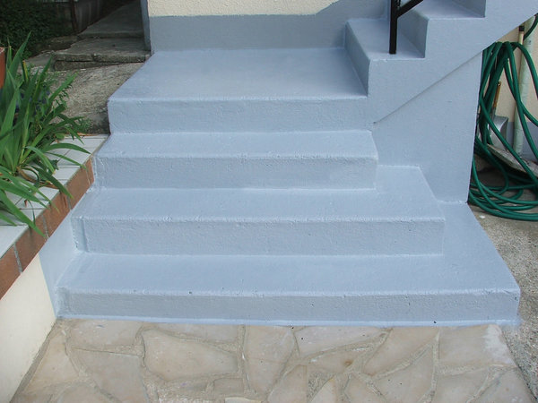 Après avoir repeint les marches, l'escalier retrouve une nouvelle jeunesse.