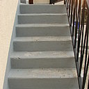 Avant: l'escalier a souffert des intempéries et du passage fréquent des habitants de la maison.