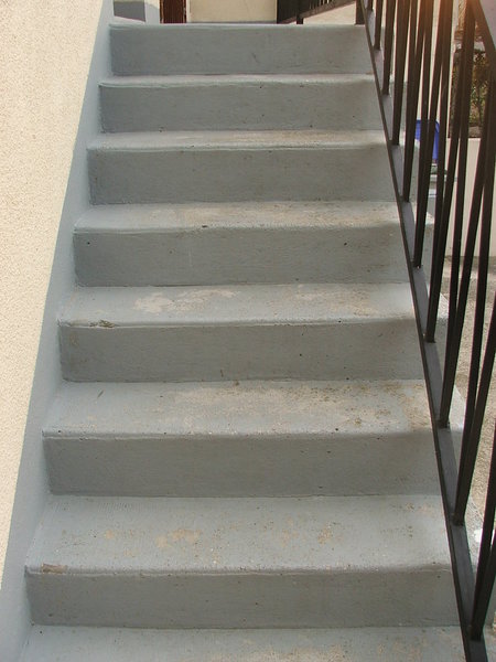 Avant: l'escalier a souffert des intempéries et du passage fréquent des habitants de la maison.