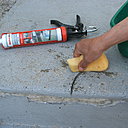 Etape 3 : Passer une éponge imbibée d’eau sur toutes les parties brutes de béton (fissures, éclats, crevasses), dans le but de bien faire adhérer le mortier béton à venir.