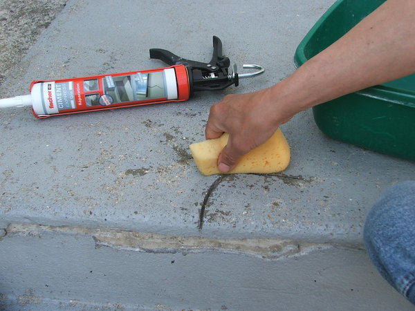 Etape 3 : Passer une éponge imbibée d’eau sur toutes les parties brutes de béton (fissures, éclats, crevasses), dans le but de bien faire adhérer le mortier béton à venir.