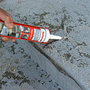 Etape 4 : Appliquer le ciment béton en cartouche avec le pistolet extrudeur, sur l’ensemble des parties à réparer.