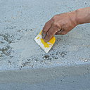 Etape 5 : Lisser le cordon de ciment béton à l’aide d’une cale en plastique souple, en appuyant bien dessus.